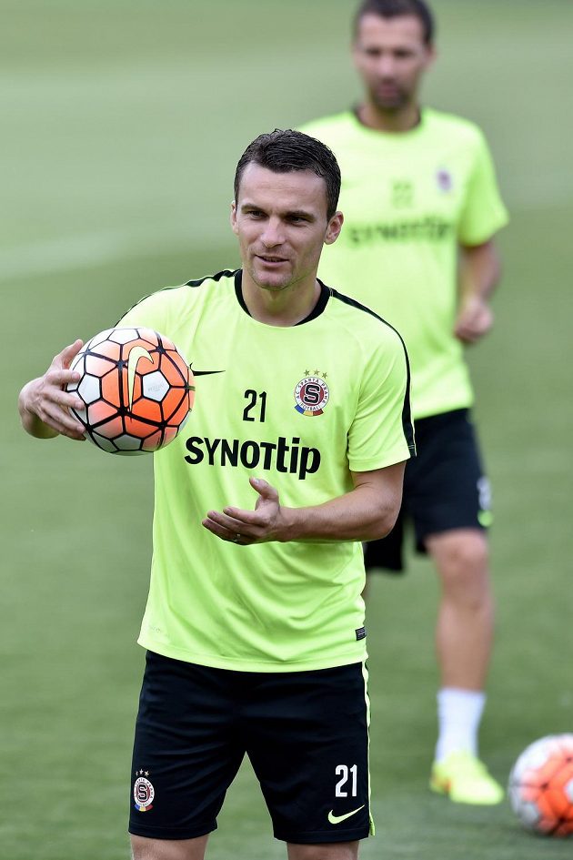 Sparťanský kapitán David Lafata během předzápasového tréninku před odvetným utkáním 3. předkola Ligy mistrů s CSKA Moskva.