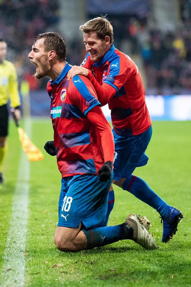 Tomáš Chorý (vlevo) a Patrik Hrošovský z Viktorie Plzeň oslavují vítězný gól proti AS Řím v Lize mistrů.