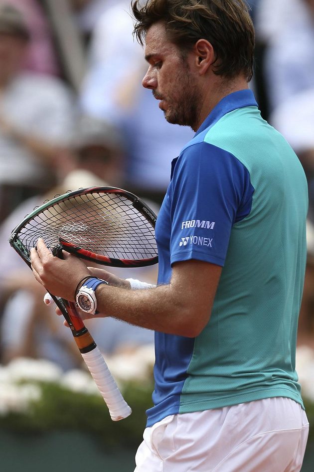 Jdeš do koše. Stan Wawrinka při finále French Open s Rafalem Nadalem zažil těžké chvilky.