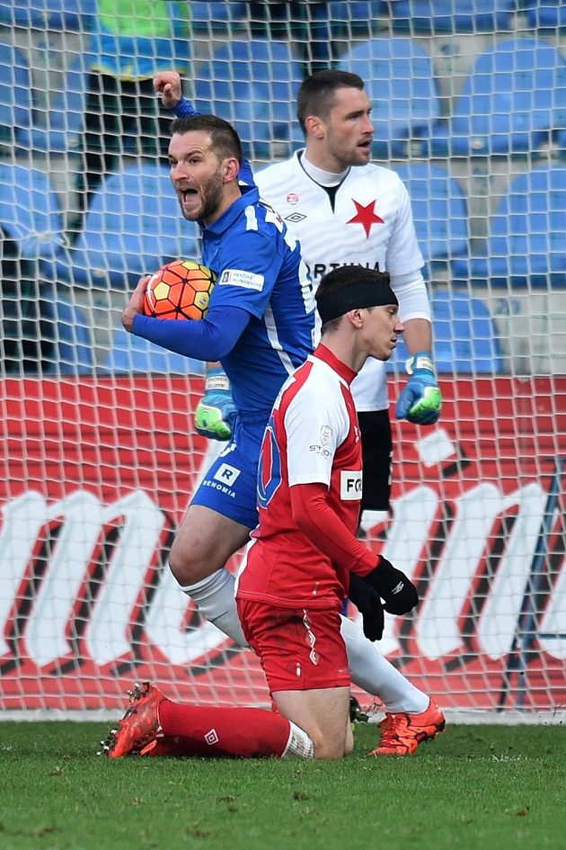 Autor vyrovnávacího gólu Liberce Marek Bakoš (vlevo) a brankář Martin Berkovec s Jiřím Bílkem ze Slavie.