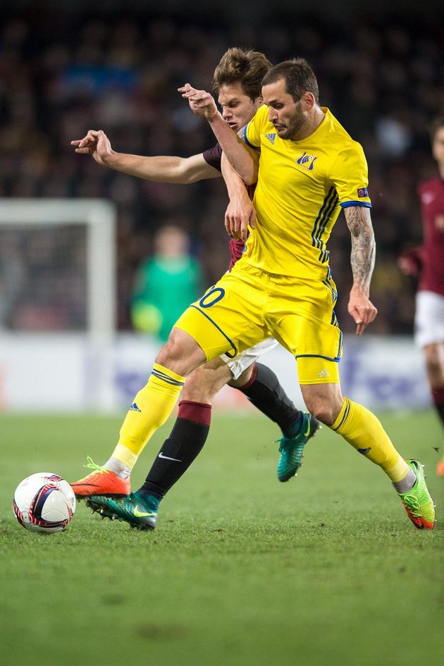 Matěj Pulkrab (vzadu) ze Sparty a Fedor Kudrjašov z Rostova během odvetného utkání play off Evropské ligy.