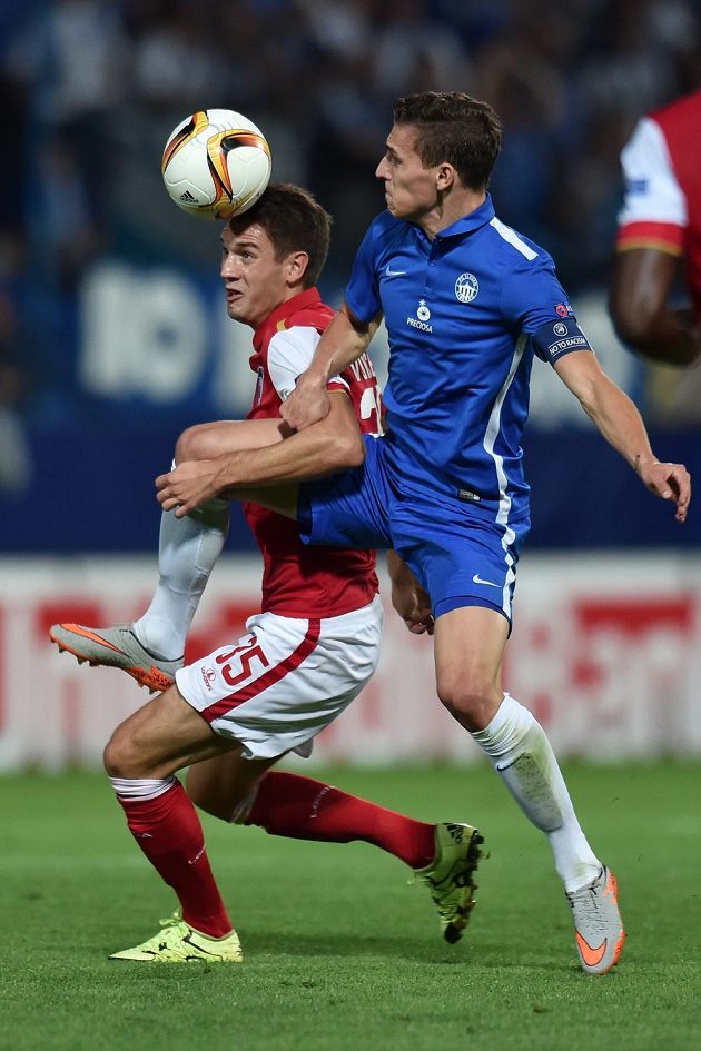 David Pavelka (vpravo) z Liberce v souboji o míč s Nikolou Vukčevićem z SC Braga.