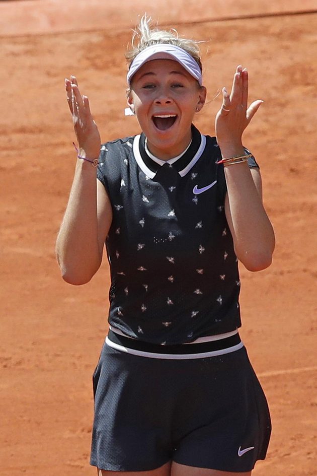 Rumunská tenistka Simona Halepová titul na French Open neobhájí. Ve čtvrtfinále prohrála se sedmnáctiletou Američankou Amandou Anisimovovou (na snímku) 2:6, 4:6.
