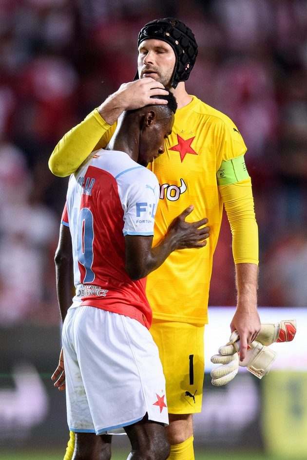 Snad bude líp... Brankář Slavie Praha Ondřej Kolář a Oscar Dorley po vyřazení s Ferencvárosem.