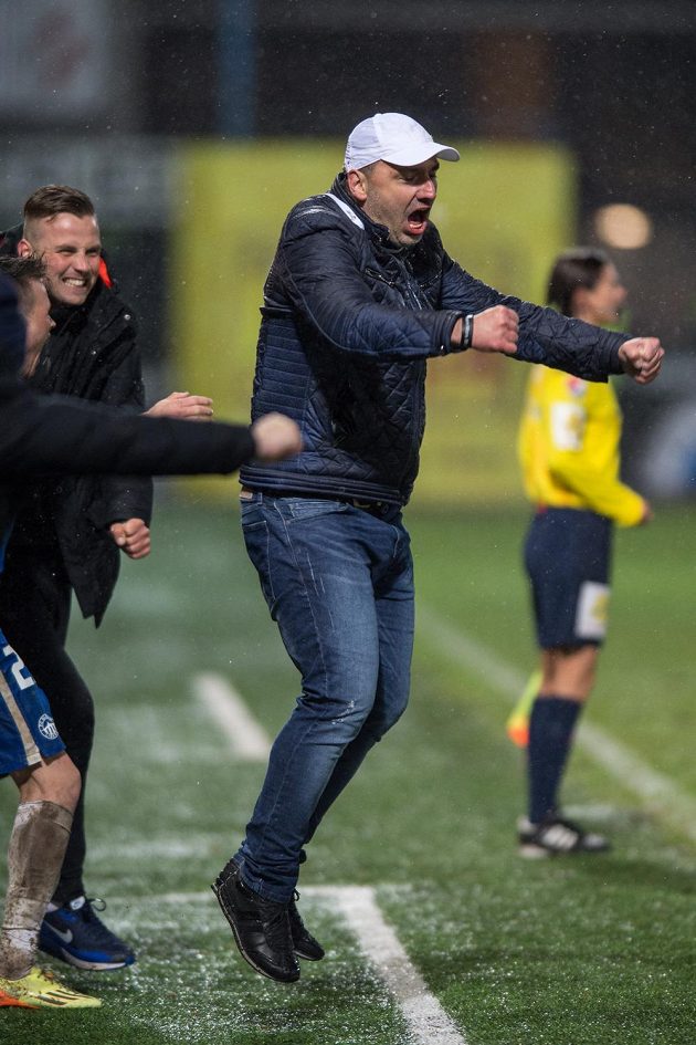 Trenér Slovanu Liberec Jindřich Trpišovský oslavuje vítězství 3:2 nad Jabloncem.