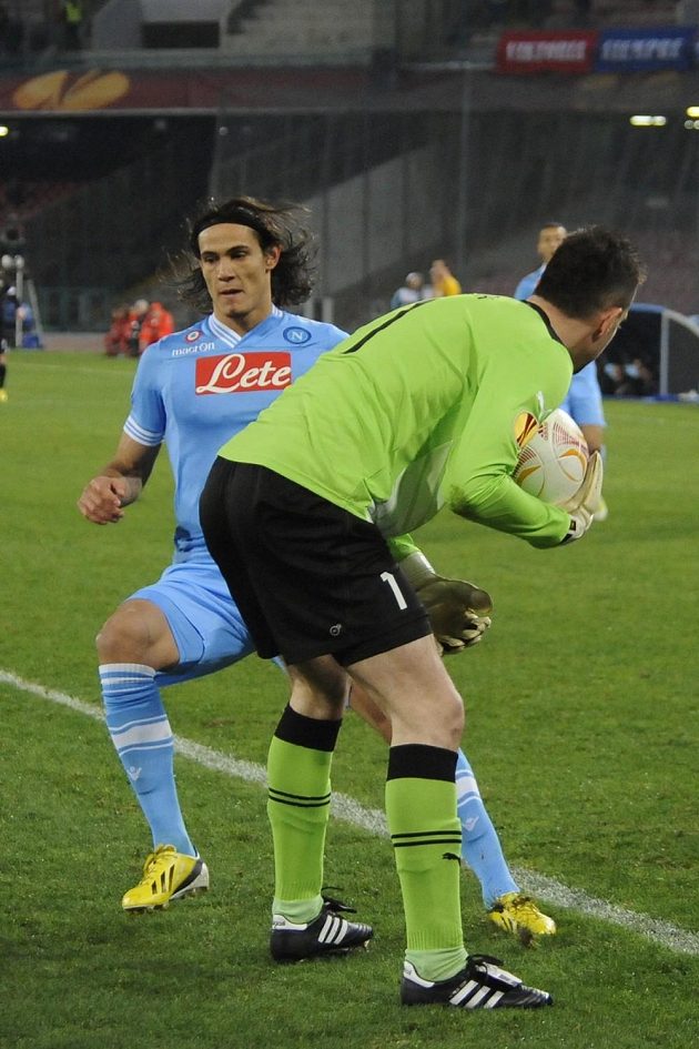 Kanonýra Neapole Edinsona Cavaniho (vlevo) fotbalisté Plzně dokonale eliminovali.