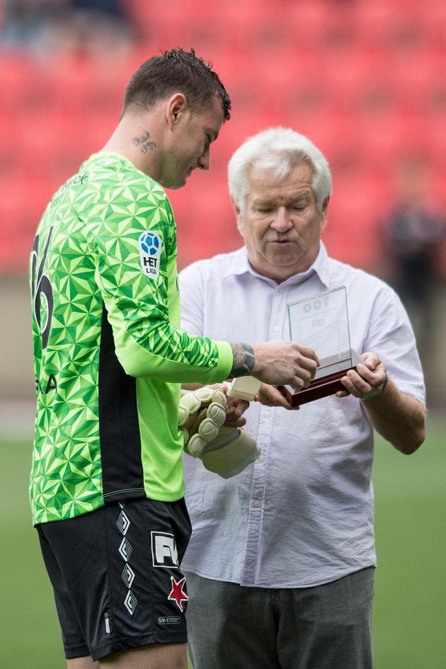 Brankář Slavie Jan Laštůvka převzal ocenění za 100 ligových nul před utkáním 3. kola HET ligy s Jihlavou.