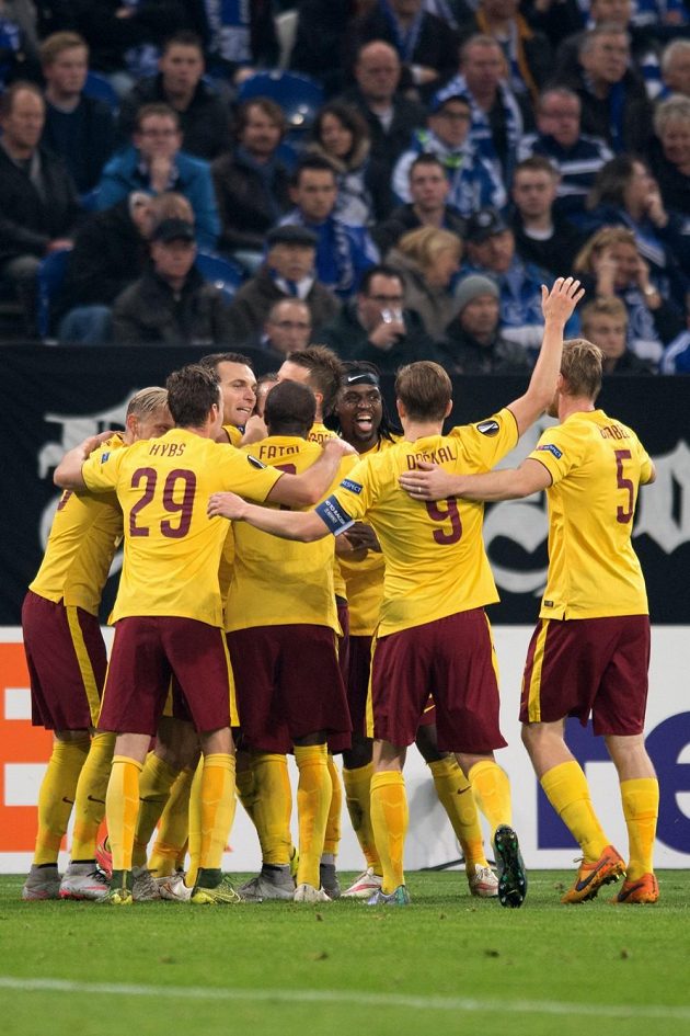 Radost sparťanských fotbalistů na hřišti Schalke ve třetím kole základních skupin Evropské ligy.