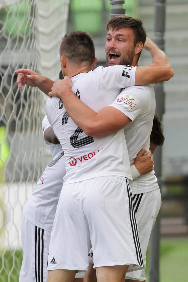 Střelec Tomáš Wágner (vpravo) z Karviné se raduje z druhé branky.