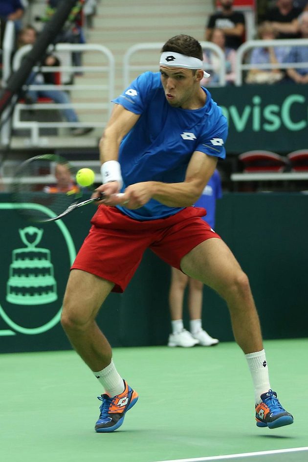 Jiří Veselý v zápase s Francouzem Lucasem Pouillem ve čtvrtfinále Davisova poháru.