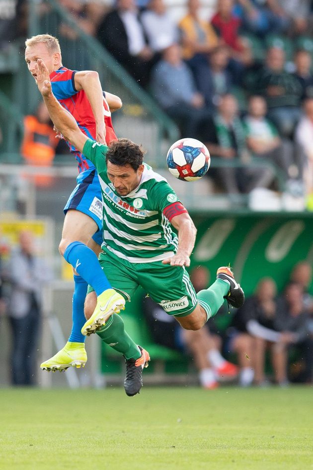 Ondřej Mihálik z Viktorie Plzeň a Josef Jindřišek z Bohemians během utkání 4. kola Fortuna ligy.