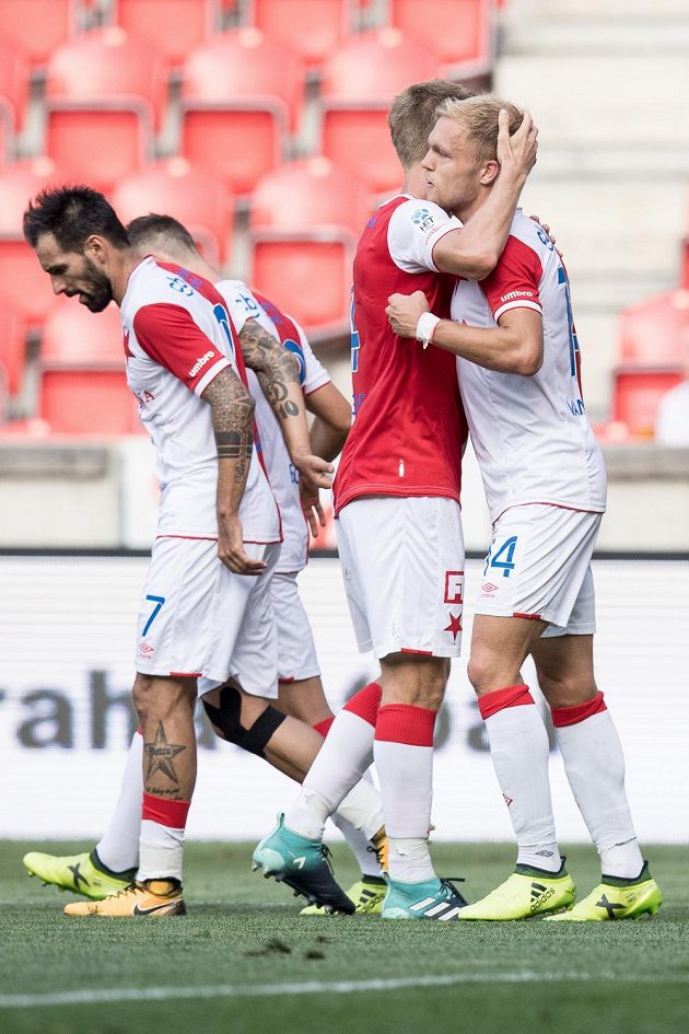 Mick van Buren ze Slavie Praha oslavuje se spoluhráči svůj druhý gól během utkání 5. kola HET ligy proti Mladé Boleslavi.