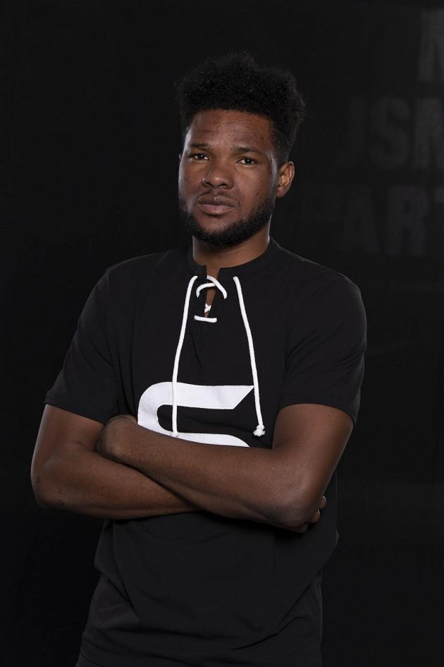 Benjamin Tetteh v černém retro dresu.