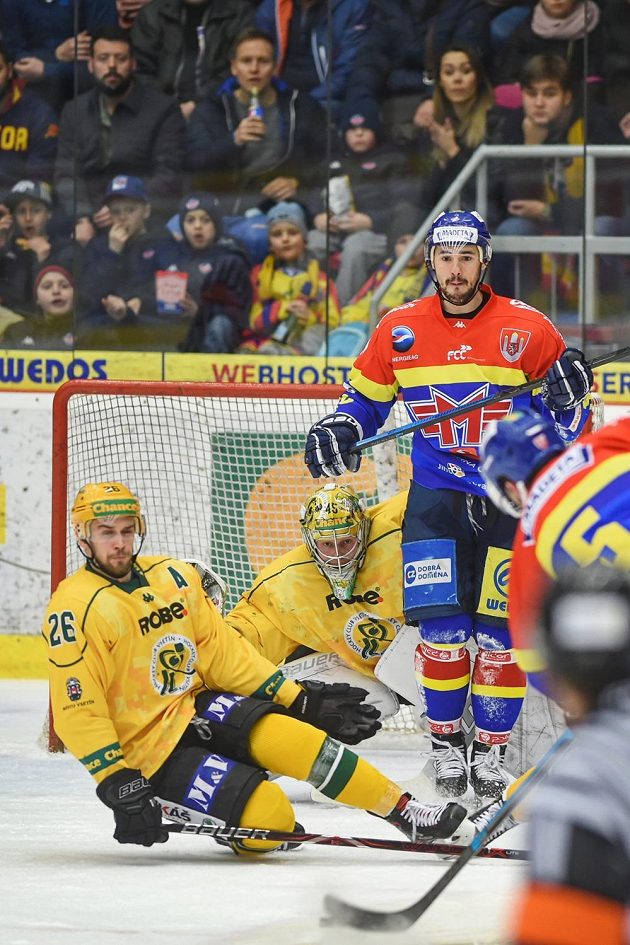 Zleva Ondřej Slováček ze Vsetína, brankář Vsetína David Gába, Martin Heřman z Budějovic a Karel Plášil z Budějovic v akci během semifinále play off první ligy.