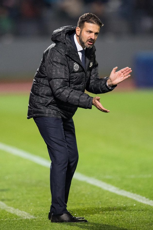 Trenér Sparty Praha Andrea Stramaccioni během utkání 3.kola MOL Cupu ve Znojmě povzbuzuje letenské fotbalisty.