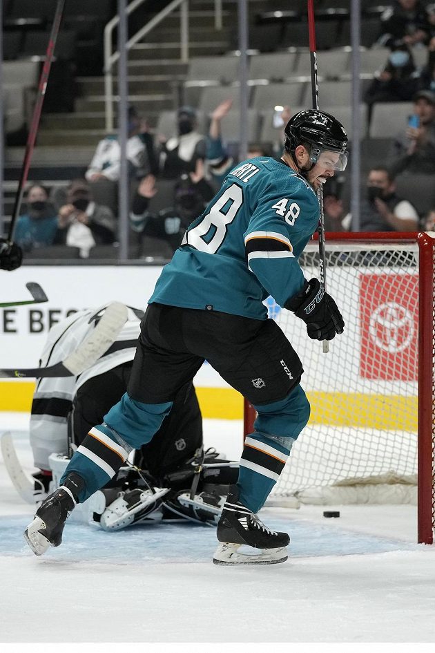 Český centr San Jose Tomáš Hertl právě překonal brankáře Los Angeles Kings Garreta Sparkse.