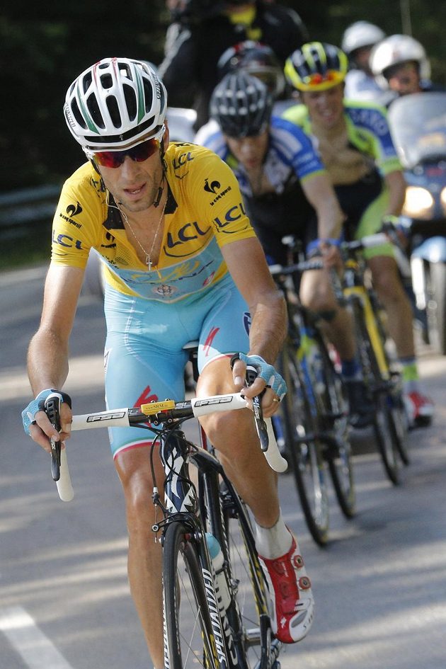 Ital Vincenzo Nibali vpředu, za ním v závěru třinácté etapy Tour šlapali Leopold König a Polák Rafal Majka.