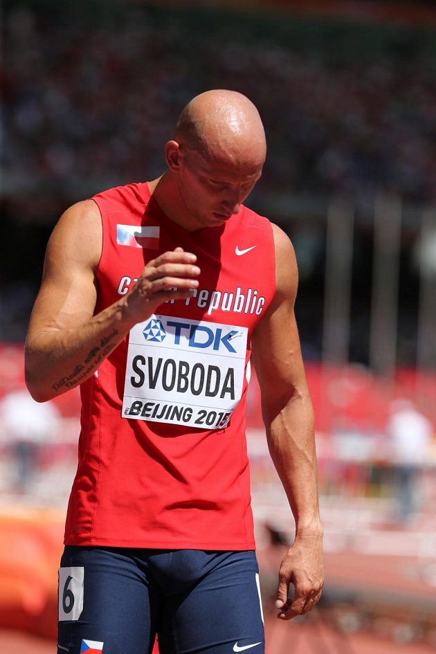 Zklamaný překážkář Petr Svoboda opouští plochu stadiónu Ptačí hnízdo.