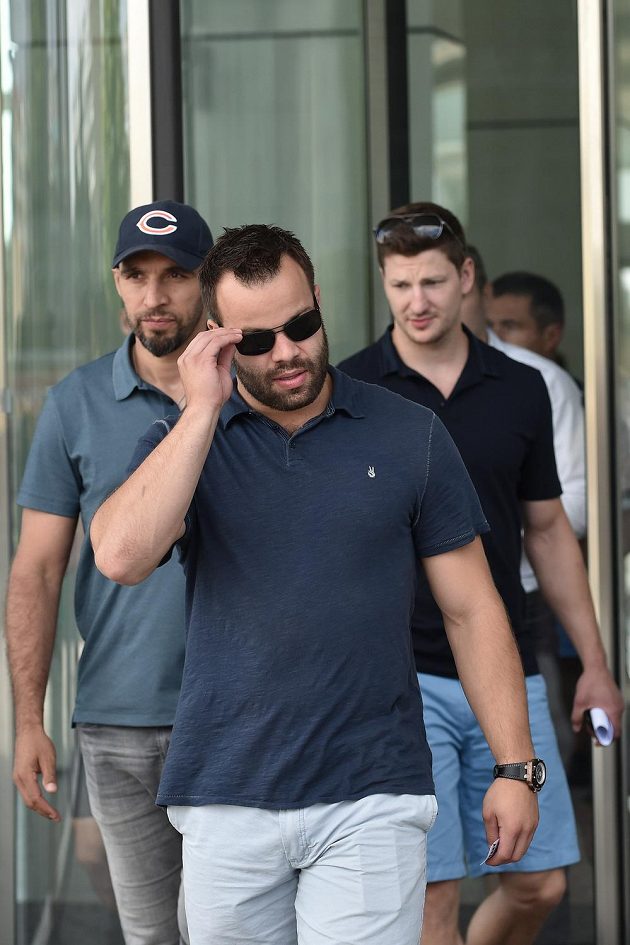 Obránce Radko Gudas (vpředu) během neformálního setkání s trenérem Vladimírem Vůjtkem v Praze. Vlevo Michal Rozsíval, vpravo Ladislav Šmíd.