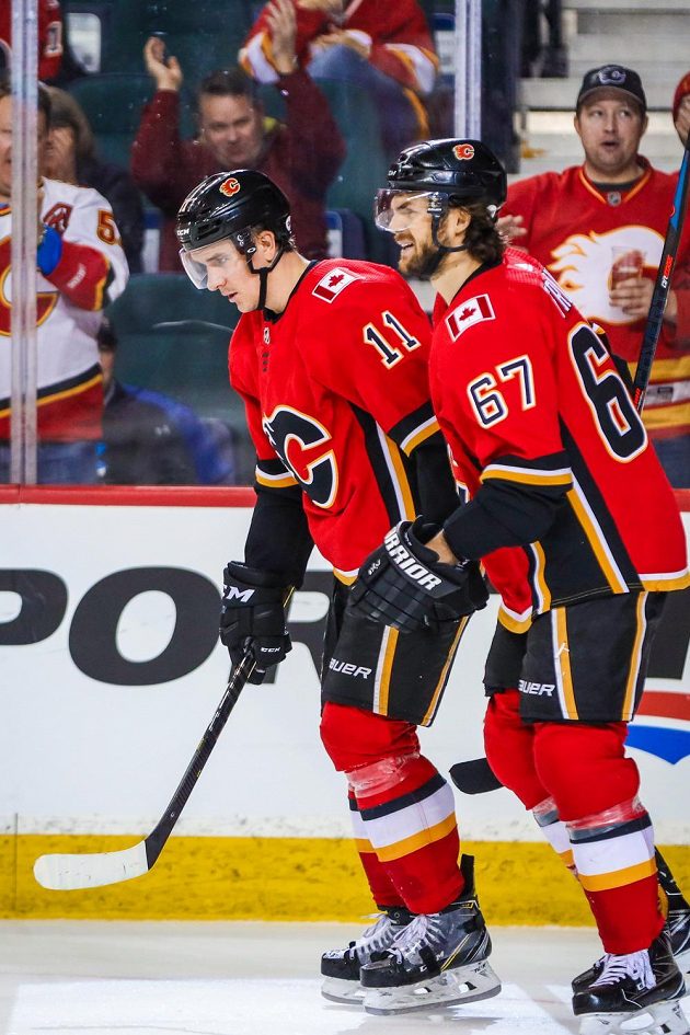 Český útočník Michael Frolik (67) pomohl v NHL Calgary k vítězství nad Arizonou.