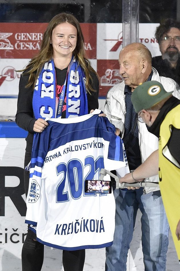 Tenistka Barbora Krejčíková a hokejová legenda Vladimír Nadrchal na stadionu brněnské Komety během utkání extraligy.