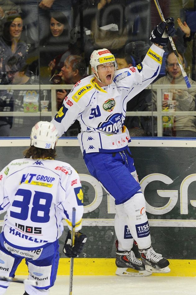 Střelec prvního gólu Martin Dočekal z Brna se raduje z gólu proti Pardubicím, přihlíží jeho spoluhráč Jan Hanzlík.