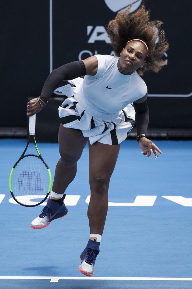V bíločerném úboru se Američanka Serena Williamsová představila při turnaji v novozélandském Aucklandu, kde vypadla v druhém kole s krajankou Madison Brengleovou.