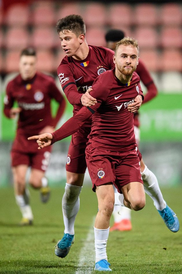 Fotbalisté Sparty Praha Martin Hašek a Adam Hložek oslavují gól na 1:0 během utkání v Příbrami.