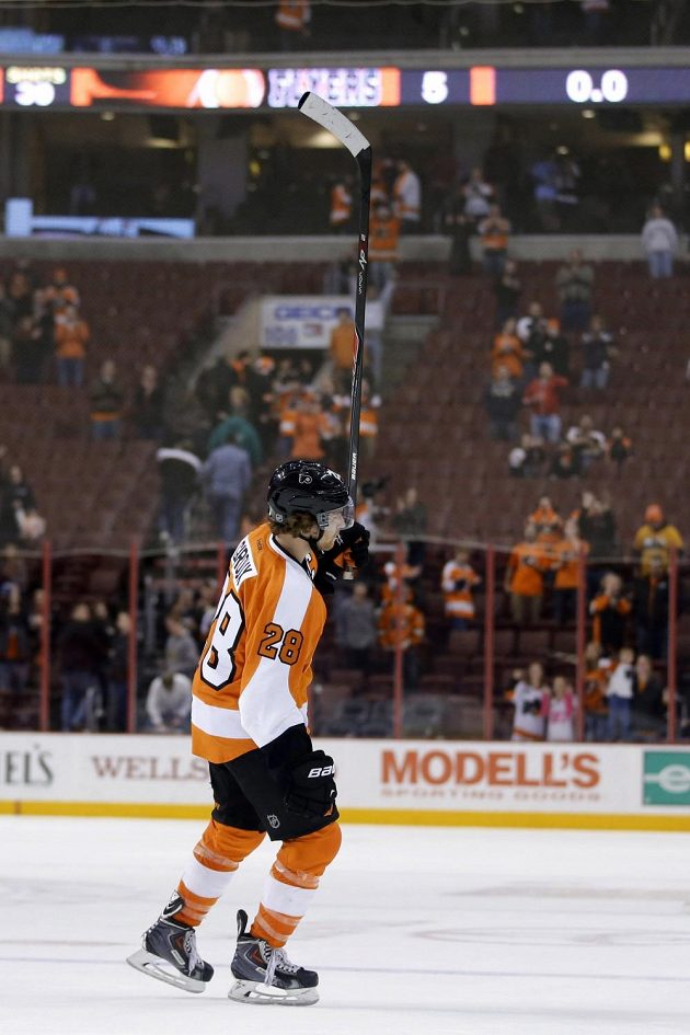 Kapitán Philadelphie Flyers Claude Giroux se raduje s diváky z výhry nad Columbusem.
