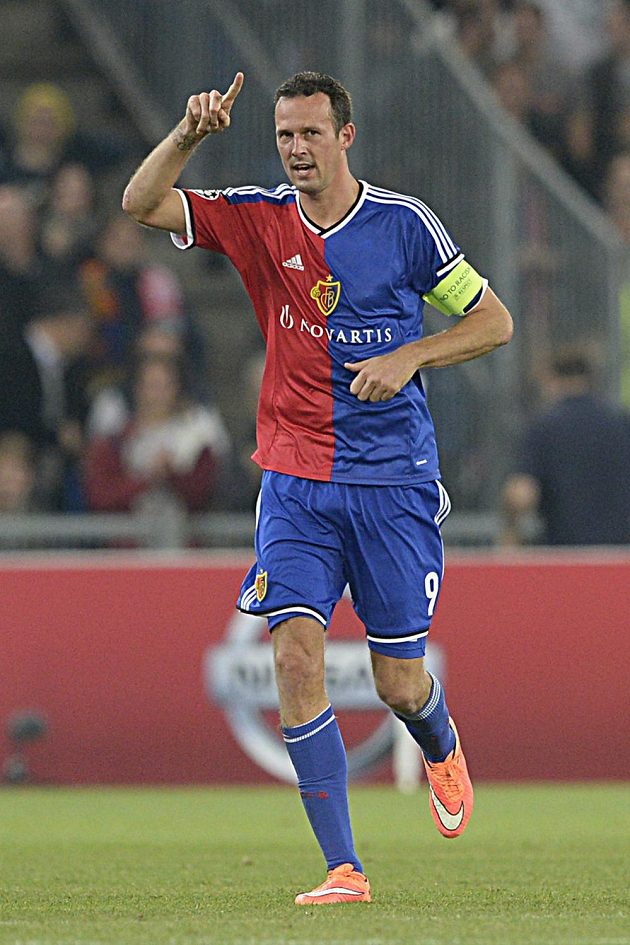 Basilejský útočník Marco Streller se raduje ze vstřelení gólu do sítě Liverpoolu.