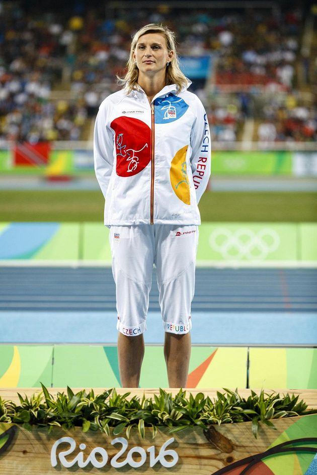 Oštěpařka Barbora Špotáková během medailového ceremoniálu v Riu.