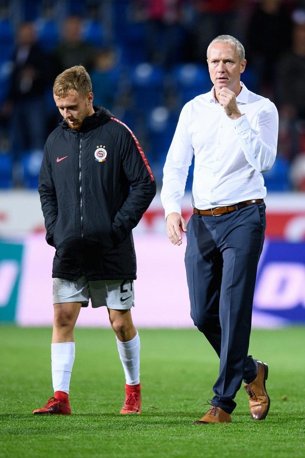 Martin Hašek ze Sparty a trenér Václav Jílek odcházejí z hrací plochy po prohře s Plzní.