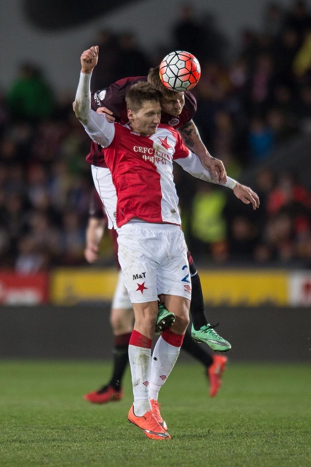 Souboj sparťana Ondřeje Mazucha a Milana Škody ze Slavie (dole) při 285. pátém derby.