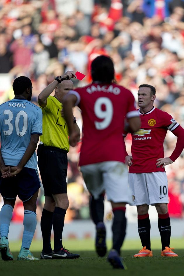 Rozhodčí Lee Mason uděluje červenou kartu útočníkovi Manchesteru United Rooneymu (zcela vpravo) v zápase proti West Hamu.