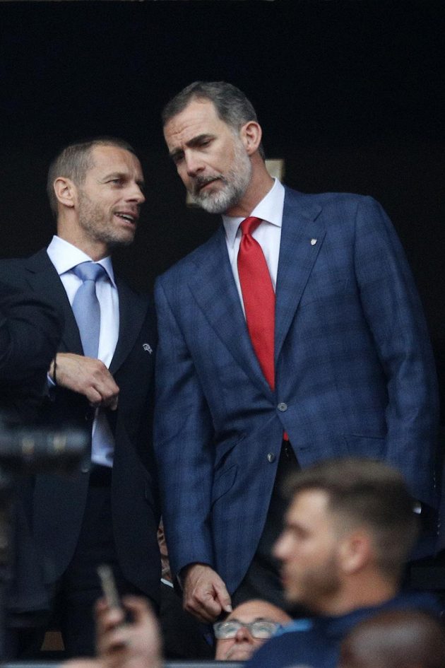 Španělský král Felipe VI. (s červenou kravatou) na finále EL Marseille - Atlético.