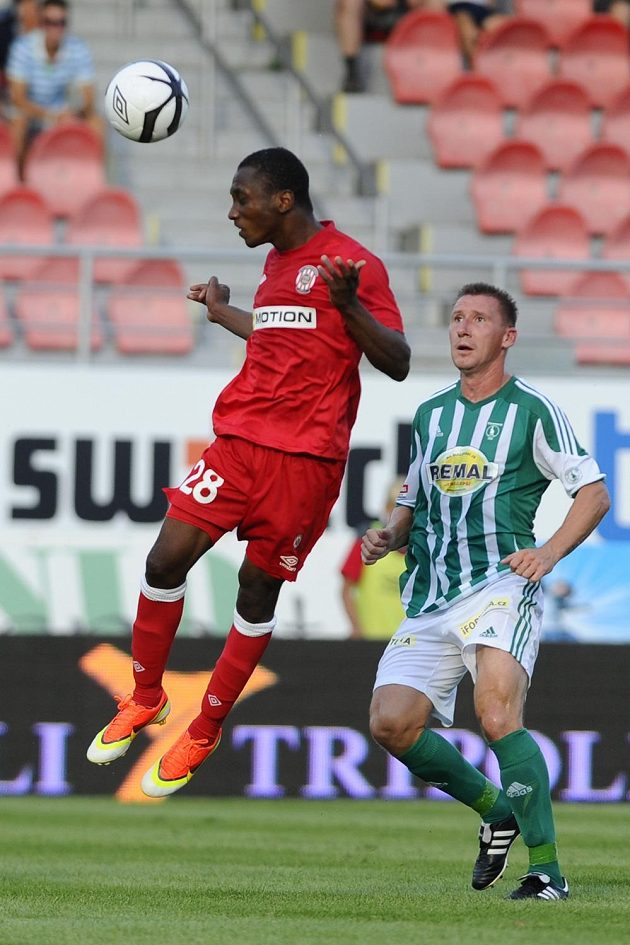 Hlavičkující útočník Zbrojovky Brno Mohamed Traoré (vlevo), vpravo přihlíží Václav Kalina z týmu Bohemians Praha 1905.