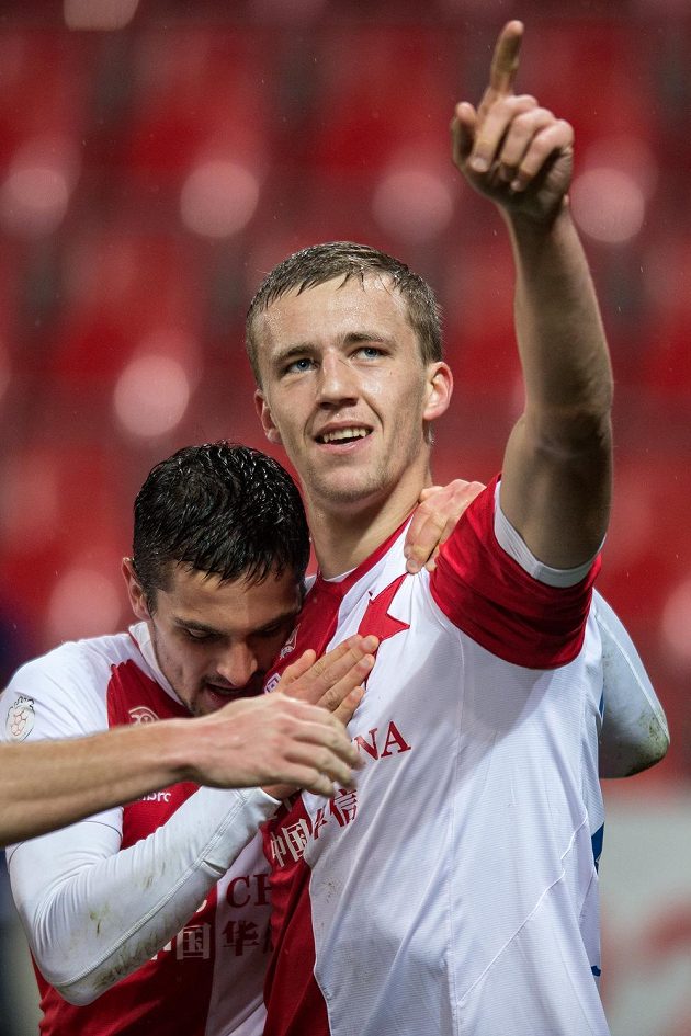 Tomáš Souček (vpravo) ze Slavie jásá po svém prvním gólu proti Baníku, na snímku je s ním Miljan Vukadinovič.