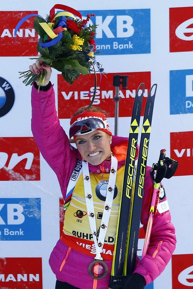 Gabriela Soukalová na stupních po třetím místě při vytrvalostním závodě na 15 km v Ruhpoldingu.