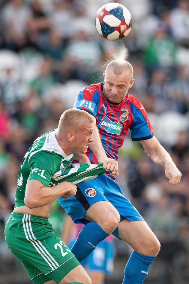 Daniel Köstl z Bohemians a Michael Krmenčík z Viktorie Plzeň během utkání 4. kola Fortuna ligy.