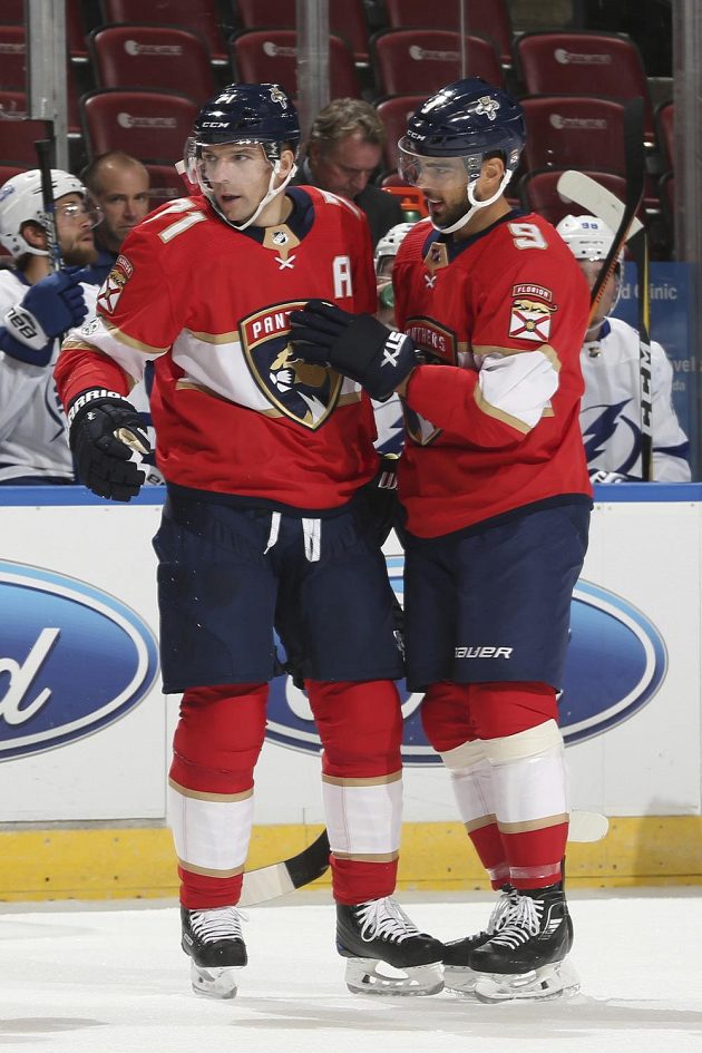 Útočník Floridy Panthers Radim Vrbata (vlevo) gratuluje spoluhráči Brandonu Pirrimu ke gólu v přípravném utkání na nový ročník NHL.
