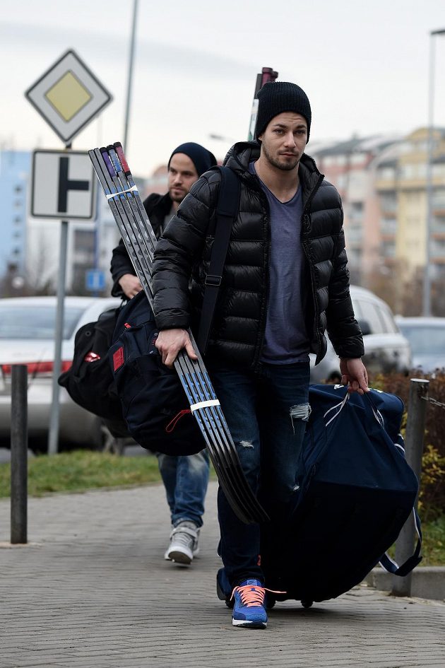 Hokejista Jakub Valský si nese hokejovou výzbroj na reprezentační sraz v pražských Letňanech.