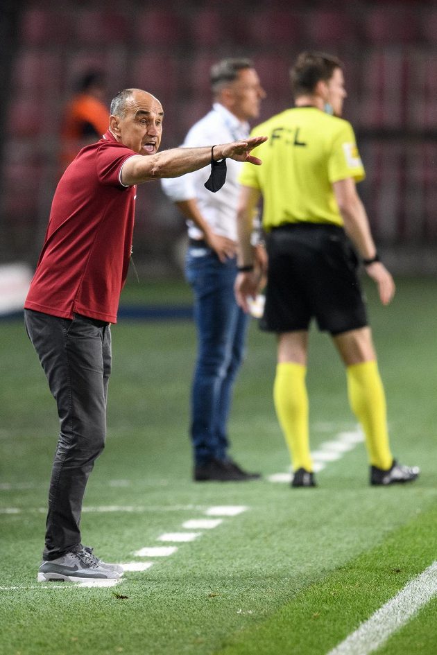 Trenér Sparty Praha Václav Kotal během utkání ve skupině o titul proti Baníku Ostrava.