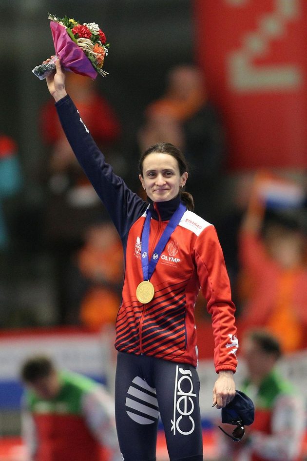 Martina Sáblíková se zlatou medailí ze závodu na 3000 mtrů při mistrovství světa v Inzellu.
