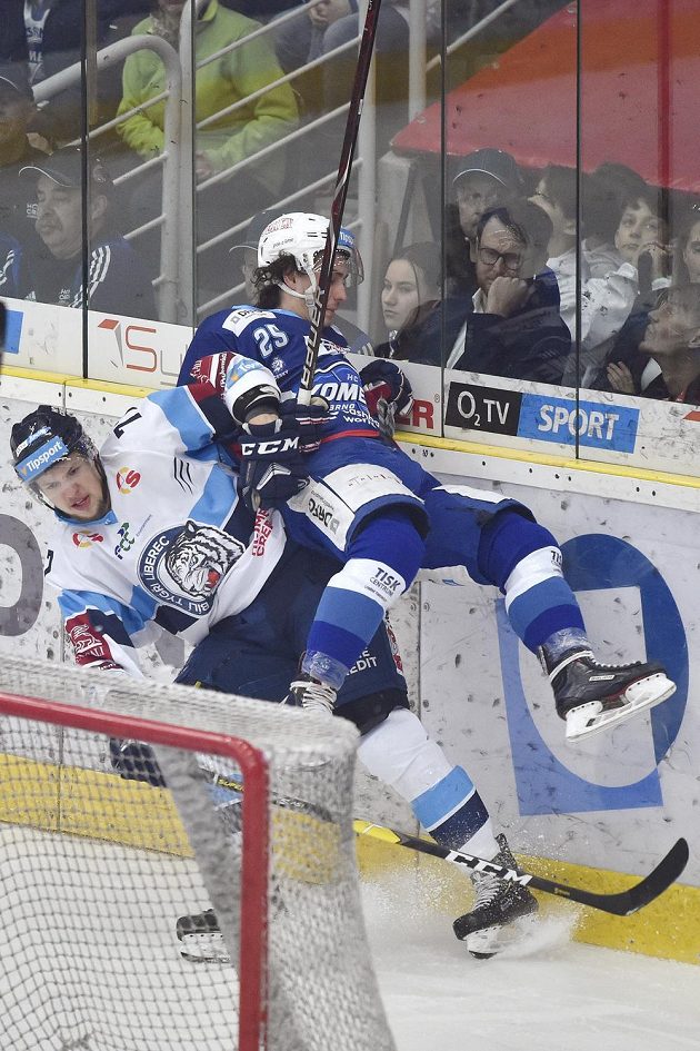 Tomáš Havlín (vlevo) z Liberce a Karel Plášek z Brna během semifinále extraligy.
