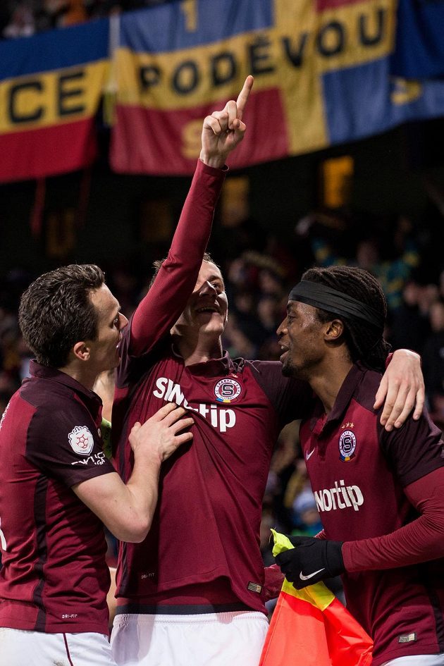 Střelci gólů Sparty (zleva) v jarním derby David Lafata, Ondřej Zahustel a Costa.