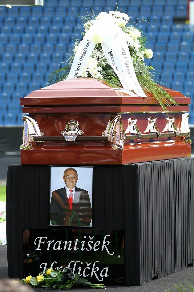 Rakev s ostatky ředitele teplického fotbalového klubu Františkem Hrdličkou, který v sobotu náhle zemřel.