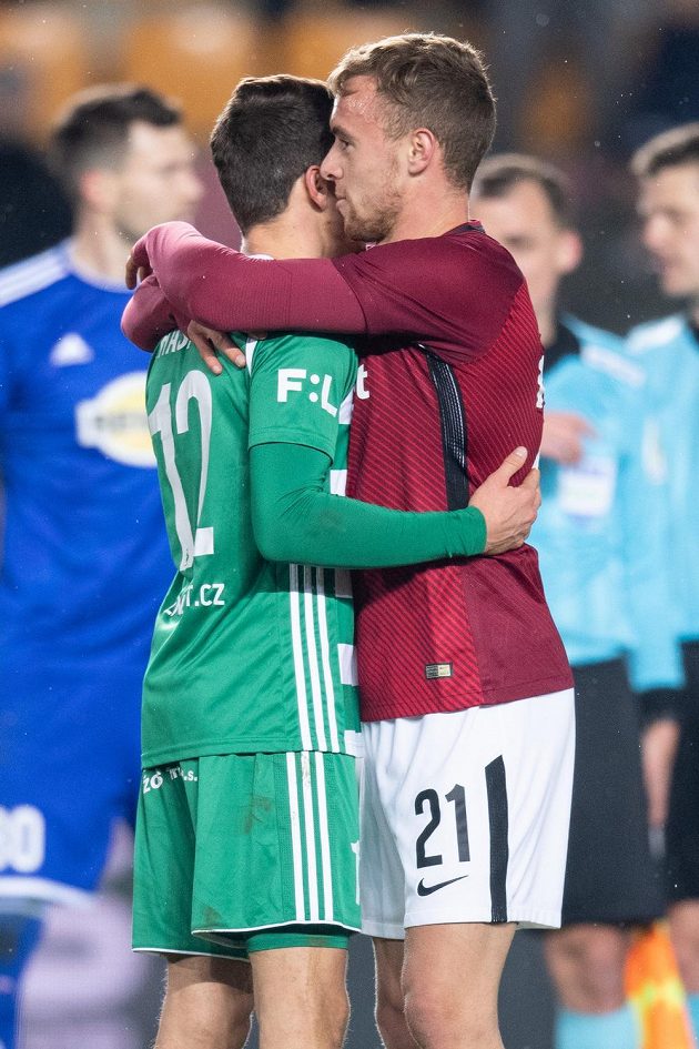 Filip Hašek z Bohemians (vlevo) a jeho bratr Martin Hašek ze Sparty po utkání 20. kola Fortuna ligy.