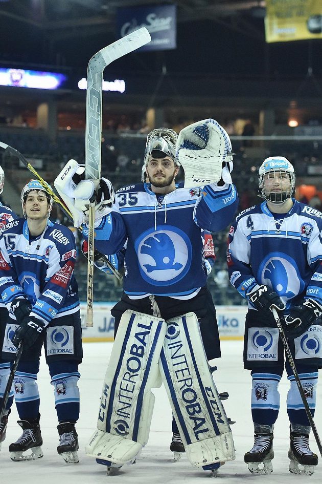 Brankář Plzně Matěj Machovský se raduje z vítězství na ledě Liberce ve čtvrtfinále play off hokejové extraligy.