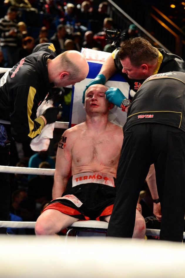 Český boxer Lukáš Konečný při zápase o titul mistra Evropy proti Francouzi Achourovi.