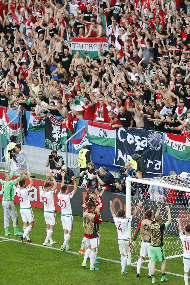 Maďarští fotbalisté si vychutnávají aplaus od fanoušků po vítězství nad Rakouskem.